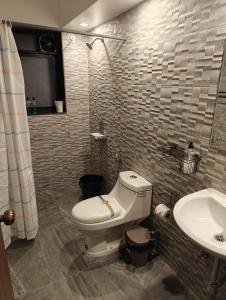 een badkamer met een toilet en een wastafel bij Nakul's Nook in Varca in Varca