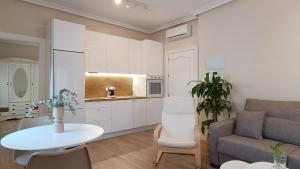a living room with a couch and a table and a couch at Ciudad del encaje 2 in Almagro