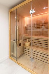um quarto com uma sauna com paredes e pisos em madeira em Jungle Room de Charme em Marselha