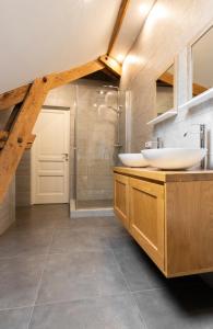 ein Bad mit 2 Waschbecken und einer Dusche in der Unterkunft Grand Gîte chez Domaine Château de Bussolles in Barrais-Bussolles