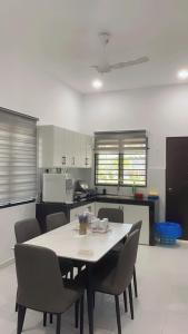 セパンにあるBabah Homestay KLIAの部屋にテーブルと椅子のあるキッチン