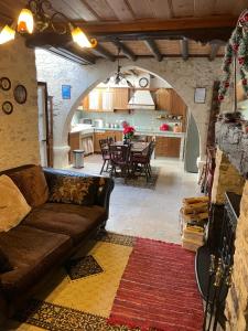 salon z kanapą i jadalnią w obiekcie Afames House - Beautiful Traditional House w mieście Omodos