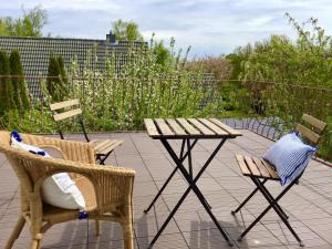 a patio with two chairs and a table and two chairs at StrandGlück in Kleinwaabs