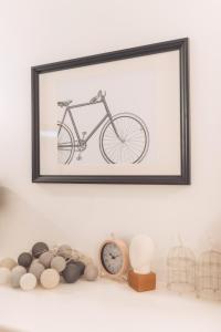 a picture of a bike on a shelf with a clock at Chata w Stołowych in Łęzyce