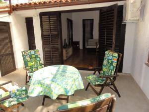 波雷奇的住宿－House Lavanda，一个带桌椅的庭院和一间房间