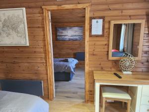 een slaapkamer met een bed en een bureau in een kamer bij Southernwood - Garden Lodge 4 in Didcot