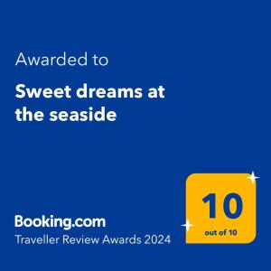 een geel bord met de tekst geupgraded naar zoete dromen aan zee bij Sweet dreams at the seaside in Skála Foúrkas