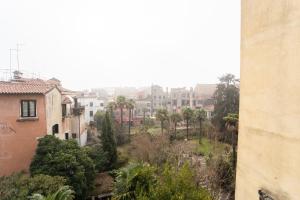 vistas a una ciudad con edificios y árboles en Furlani Apartments en Venecia