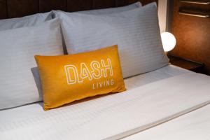 Ліжко або ліжка в номері Dash Living on Hollywood