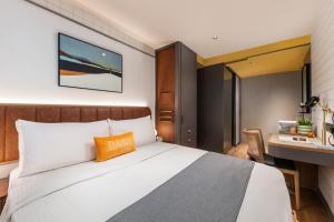 Ліжко або ліжка в номері Dash Living on Hollywood