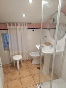 een badkamer met een wastafel en een toilet bij Alojamiento Rural Huerto del Francés Dormitorios y baños disponibles según nº de huéspedes in Pegalajar