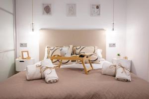 - une chambre avec un grand lit et des oreillers blancs dans l'établissement El Refugio de Emma, à Séville