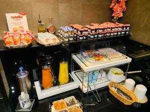 een buffet met eten en drinken in een hotelkamer bij L'Adresse in Parijs