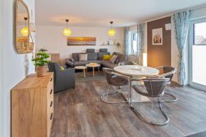 Posezení v ubytování Traum-Wohnung-4-mit-Balkon