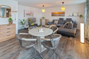 Posezení v ubytování Traum-Wohnung-4-mit-Balkon + 9 fotografií