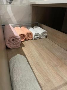 un grupo de toallas sentadas en un estante en un baño en Sea Breeze Apartments Lighthouse en Bakú