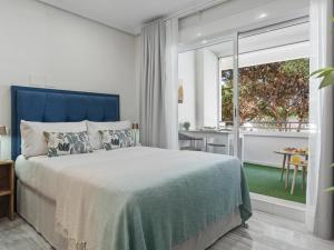- une chambre avec un lit et une grande fenêtre dans l'établissement Céntrico estudio en Puerto Banús, à Marbella