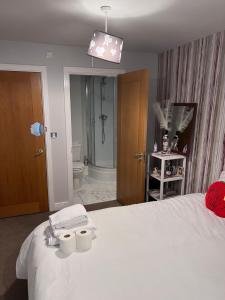 倫敦的住宿－Lovely en-suite double room，一间带白色床的卧室和一间浴室