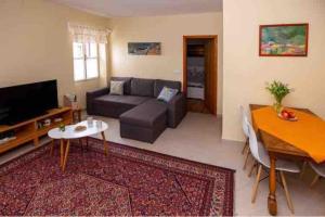 sala de estar con sofá y mesa en Apartment Old Town - Bambo en Knin