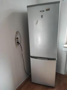 um frigorífico branco numa cozinha com telefone em Zum Flughafen em Dusseldorf