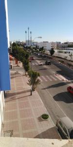 una vista de una calle con un aparcamiento con coches en Appartement agadir centre en Agadir