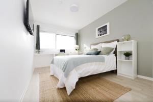 Un pat sau paturi într-o cameră la HOTEL LES PORTES DE PARIS