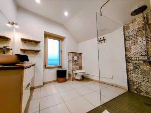 La salle de bains est pourvue d'une douche et de toilettes. dans l'établissement Home - L'Auxerroise - Séjour à Auxerre, à Auxerre