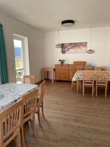 a dining room with a table and chairs and a kitchen at Bigge Elements Gästezimmer 3 "Süden" 2 Personen in Olpe