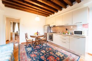 cocina y sala de estar con mesa y sillas en Furlani Apartments, en Venecia