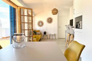 Uma TV ou centro de entretenimento em Apartamentos Vela Blanca