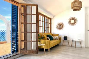 Uma área de estar em Apartamentos Vela Blanca