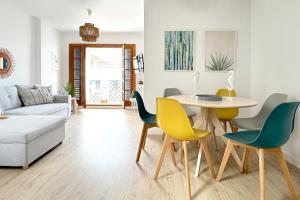 Uma área de estar em Apartamentos Vela Blanca