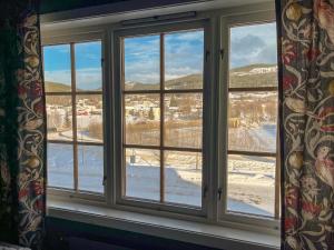 ein Fenster mit Blick auf ein schneebedecktes Feld in der Unterkunft Trysil-Knut Hotel in Trysil