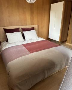 ein großes Bett in einem Zimmer mit in der Unterkunft Studio Chalet Sunnehöckli in Hasliberg
