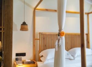 Uma cama ou camas num quarto em Wang Yun Residence Boutique Homestay Zhangjiajie