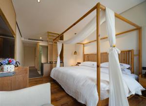 Uma cama ou camas num quarto em Wang Yun Residence Boutique Homestay Zhangjiajie