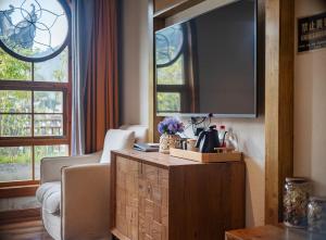 Uma televisão e/ou sistema de entretenimento em Wang Yun Residence Boutique Homestay Zhangjiajie