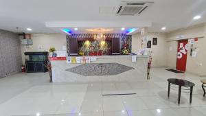 een lobby van een ziekenhuis met een balie en stoelen bij SP Venture Boutique Hotel in Rawang