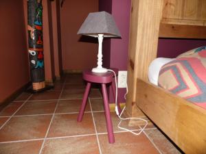 un taburete púrpura con una lámpara junto a una cama en Guest house Western-city en Chaudfontaine