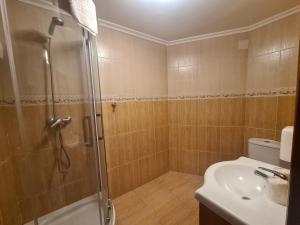 un baño con ducha y lavabo en Rooms Castro Centro, en Castro Urdiales