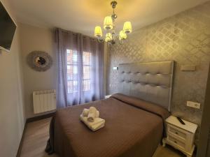 Un dormitorio con una cama con una toalla blanca. en Rooms Castro Centro, en Castro Urdiales