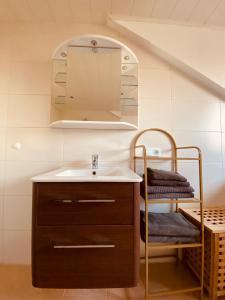 uma casa de banho com um lavatório e um espelho em Ferienwohnung Angelina em Tiefenbach