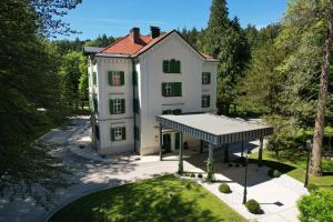 eine Luftansicht eines Hauses mit Dach in der Unterkunft Boutique Hotel Dobrna - Terme Dobrna in Dobrna