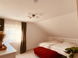 um quarto com uma cama e uma ventoinha de tecto em Ferienwohnung Angelina em Tiefenbach