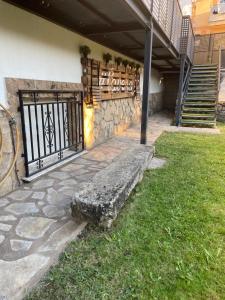 een stenen bank voor een gebouw bij Casa San Miguel AT-CC-360 in Jarandilla de la Vera