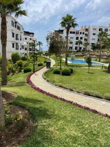 Zahrada ubytování Superbe appartement neuf en résidence avec piscine + 35 fotografií