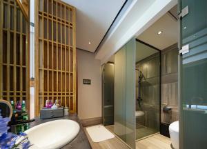 Uma casa de banho em Wang Yun Residence Boutique Homestay Zhangjiajie