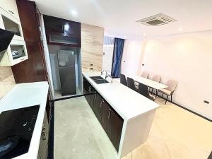 - une cuisine avec un évier et un comptoir dans l'établissement Cozy and spacious room close center and West Lake (2.1-671), à Hanoï