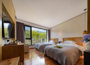 Uma cama ou camas num quarto em Wang Yun Residence Boutique Homestay Zhangjiajie