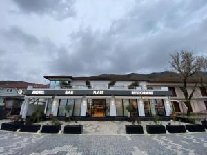 uma loja na frente de um edifício em Hotel Flaer em Shkodër